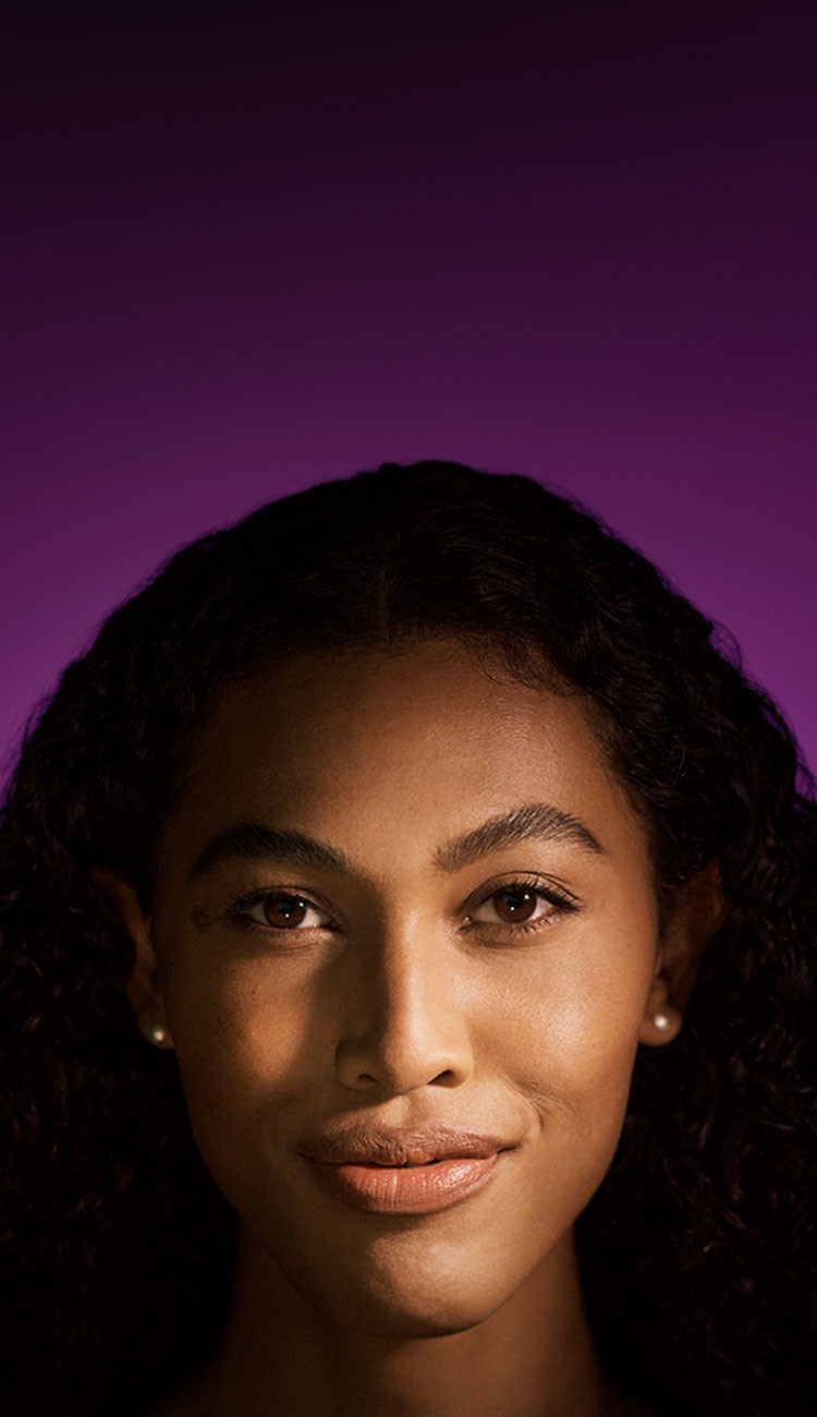 Photo portrait of a Black woman with curly hair